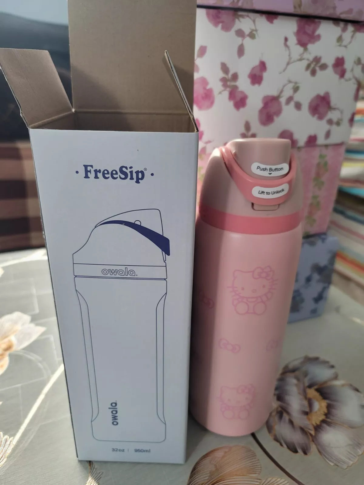 Owala X Hello Kitty FreeSip Insulated Stainless Steel Water Bottle 32 oz.