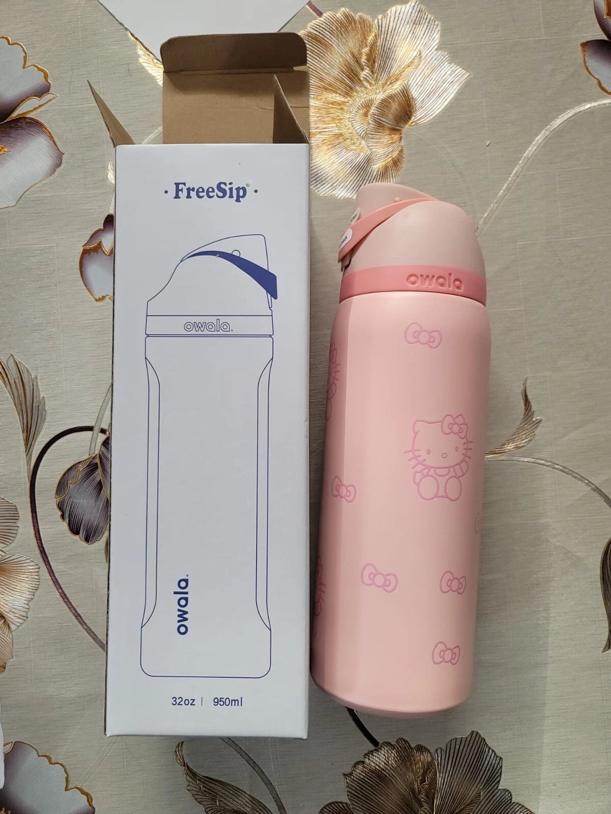 Owala X Hello Kitty FreeSip Insulated Stainless Steel Water Bottle 32 oz.